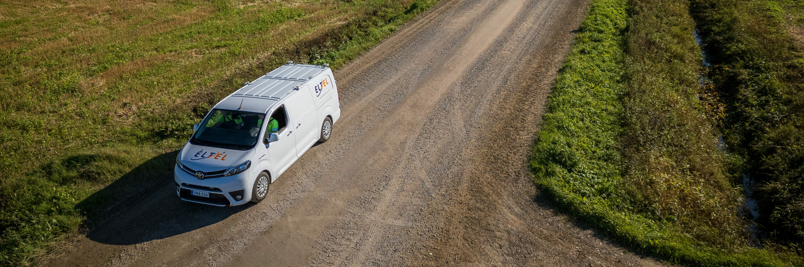 Kuvassa on Eltelin logolla varustettu pakettiauto